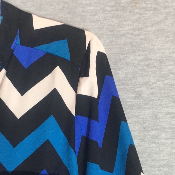 CHARLOTTE RUSSE Cool Bold Statement Chevron Print Long Sleeve 2 Pocket Top - Picture 7 of 15
